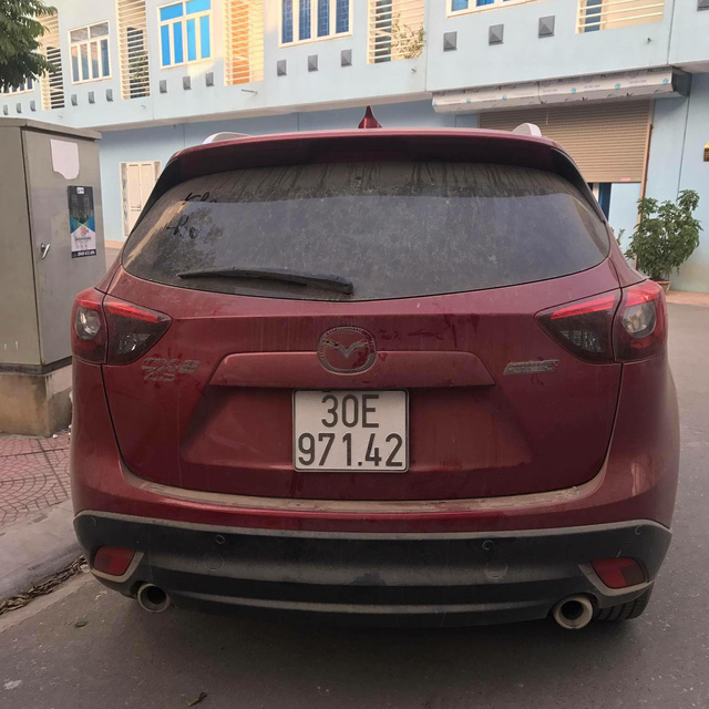 Chưa kịp đón Tết, bộ đôi Mazda CX-5 đã bị vặt trụi logo tại Hà Nội Chưa kịp đón Tết, bộ đôi Mazda CX-5 đã bị vặt trụi logo tại Hà Nội
